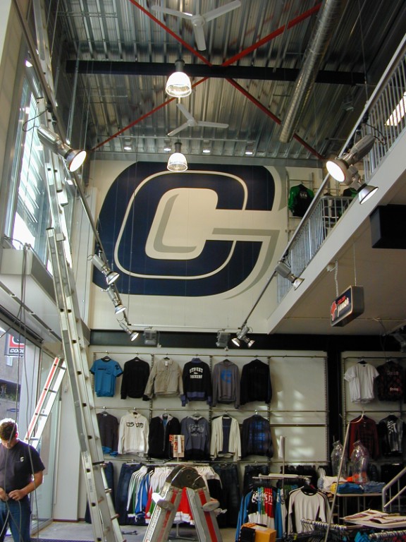 (Coolcat ) diverse logo’s in kantoor en winkels door het hele land.